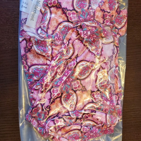 Motherhood Maternity tank top. Size Small. Flattering print.Comfortable stylish - Picture 4 of 4